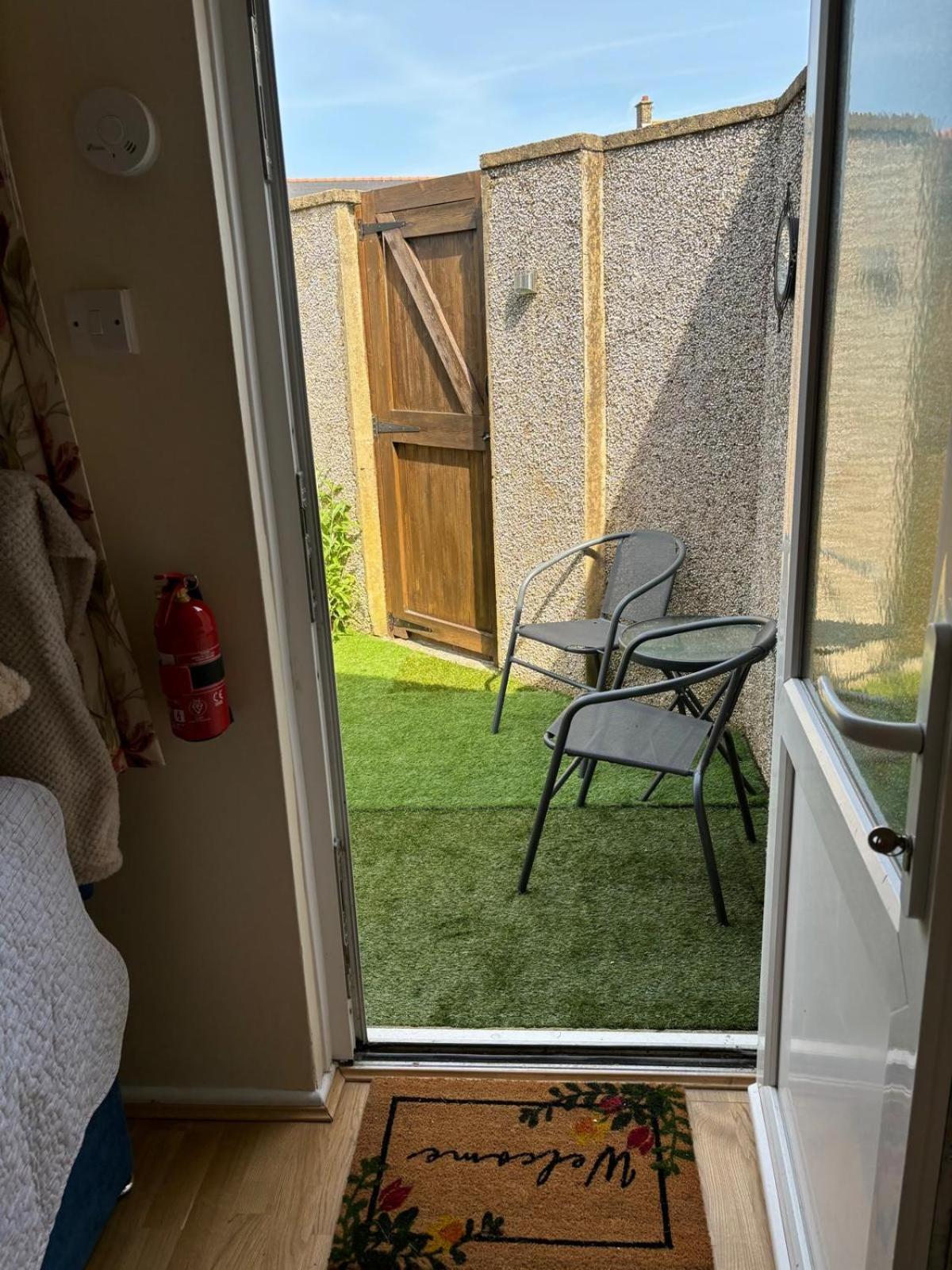 Apartamento 1A Butty Bach Milford Haven Exterior foto